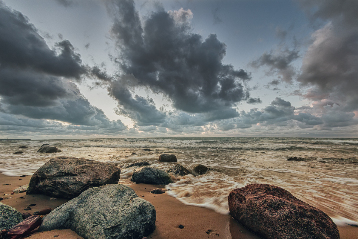 Камни берег вечер Балтика