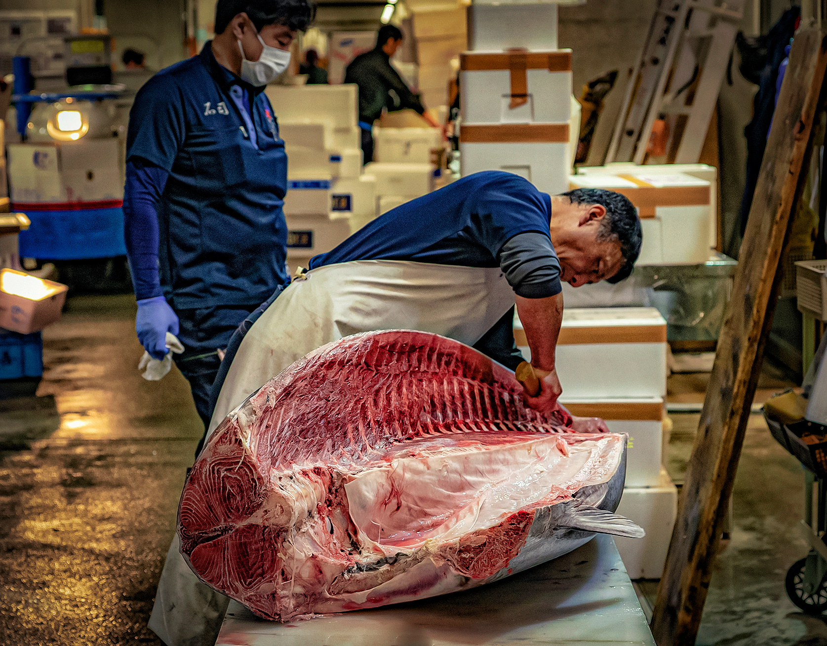 Разделка тунца на токийском рынке 