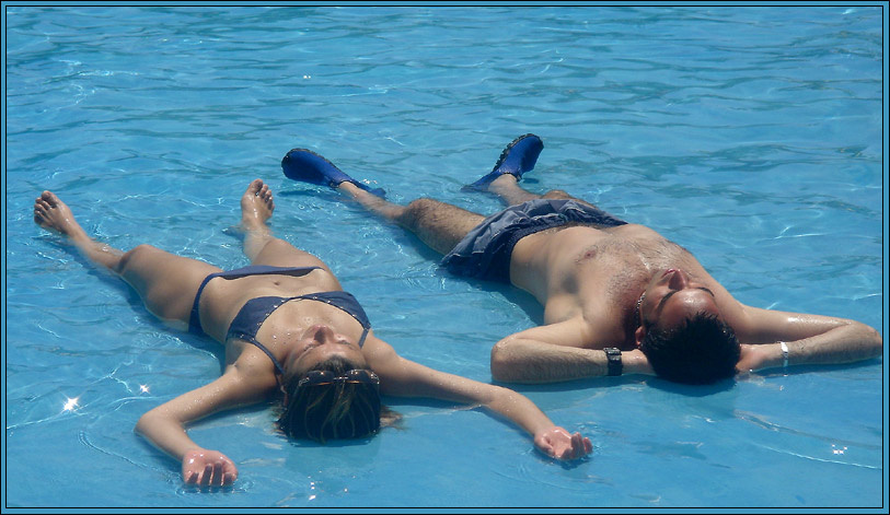 Лежим... мужчина женщина лежат вода бассейн