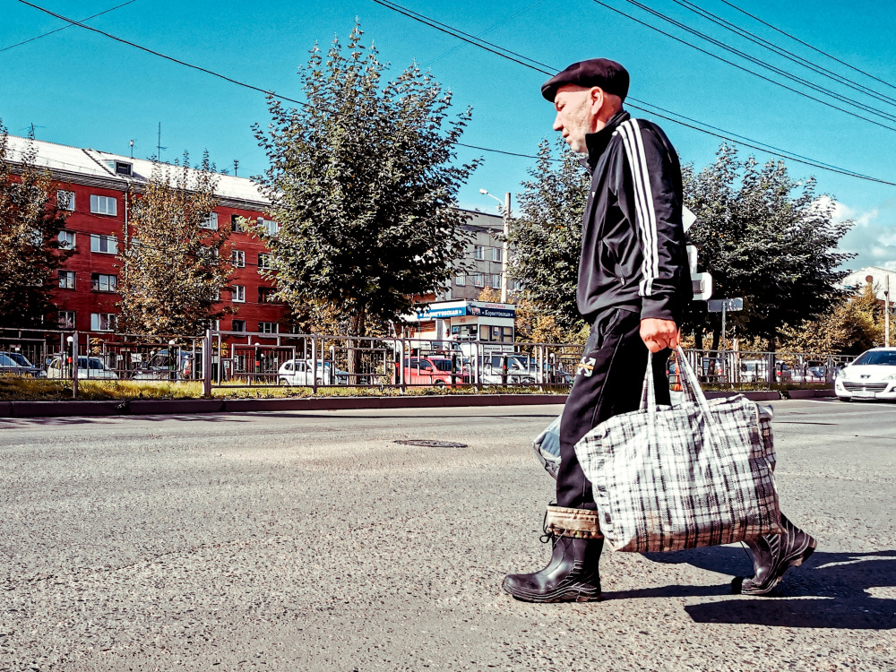 Из серии «Уличная экзистенция» Россия стрит фото улица люди фотограф наблюдения экзистенция город мужчина сумки сапоги кепка костюм социум общество жизнь