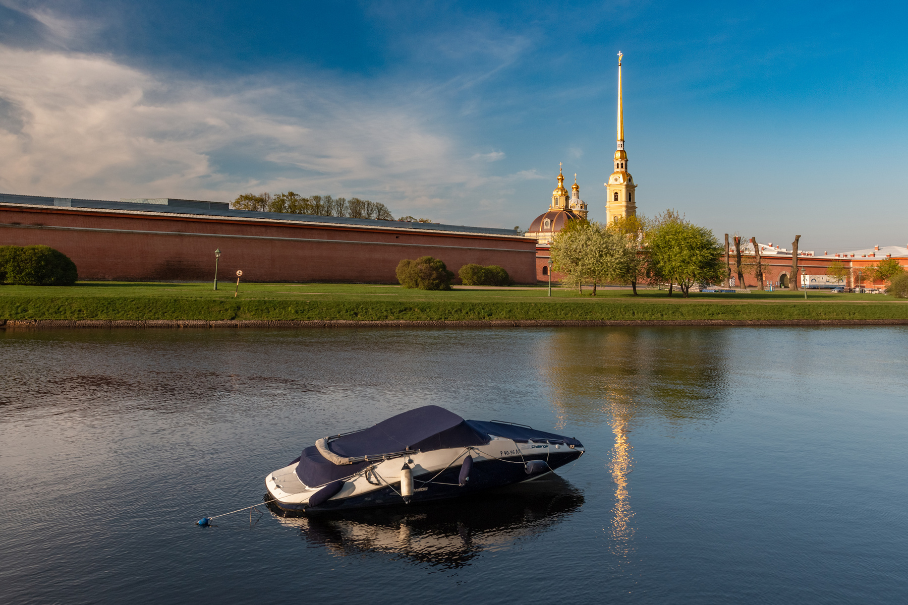 Цветные сны сине-белого катера Санкт-Петербург утро катер вода отражение Петропавловский собор Петропавловская крепость