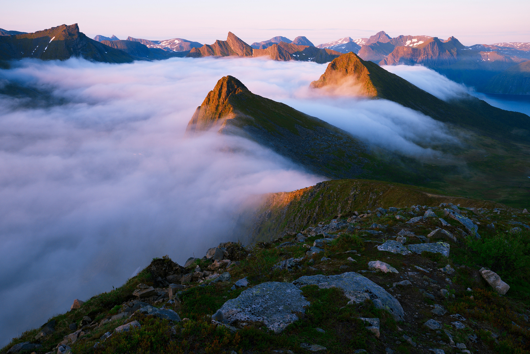 Остров Сенья, Норвегия Норвегия Сенья горы туман облака ночь море