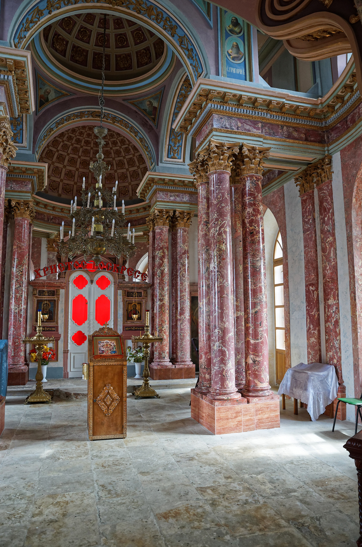 Верхний храм церкви Владимирской иконы Богородицы церковь архитектура интерьер колонны