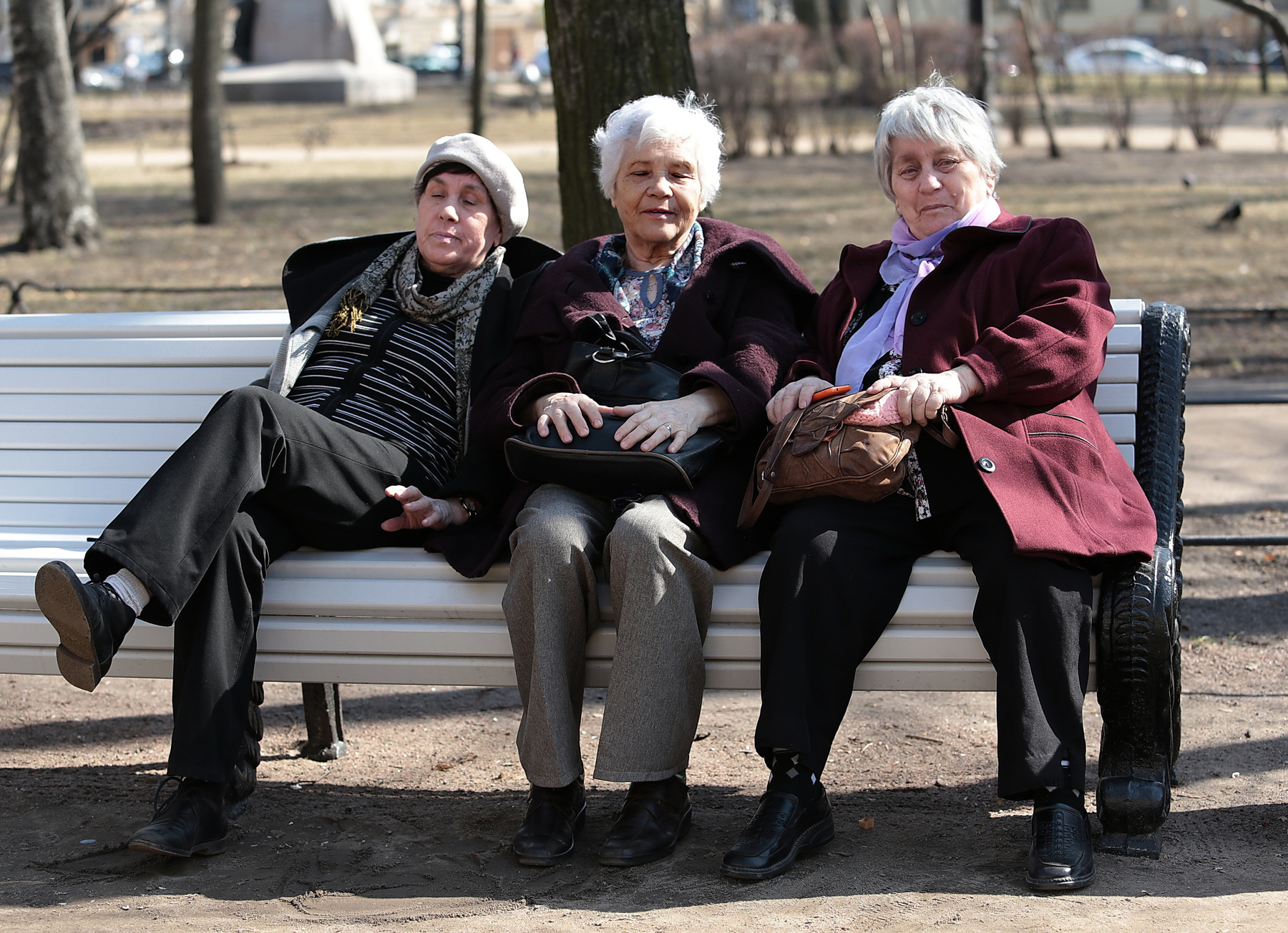 На весеннем солнышке весна скамейка бабушки три старушки