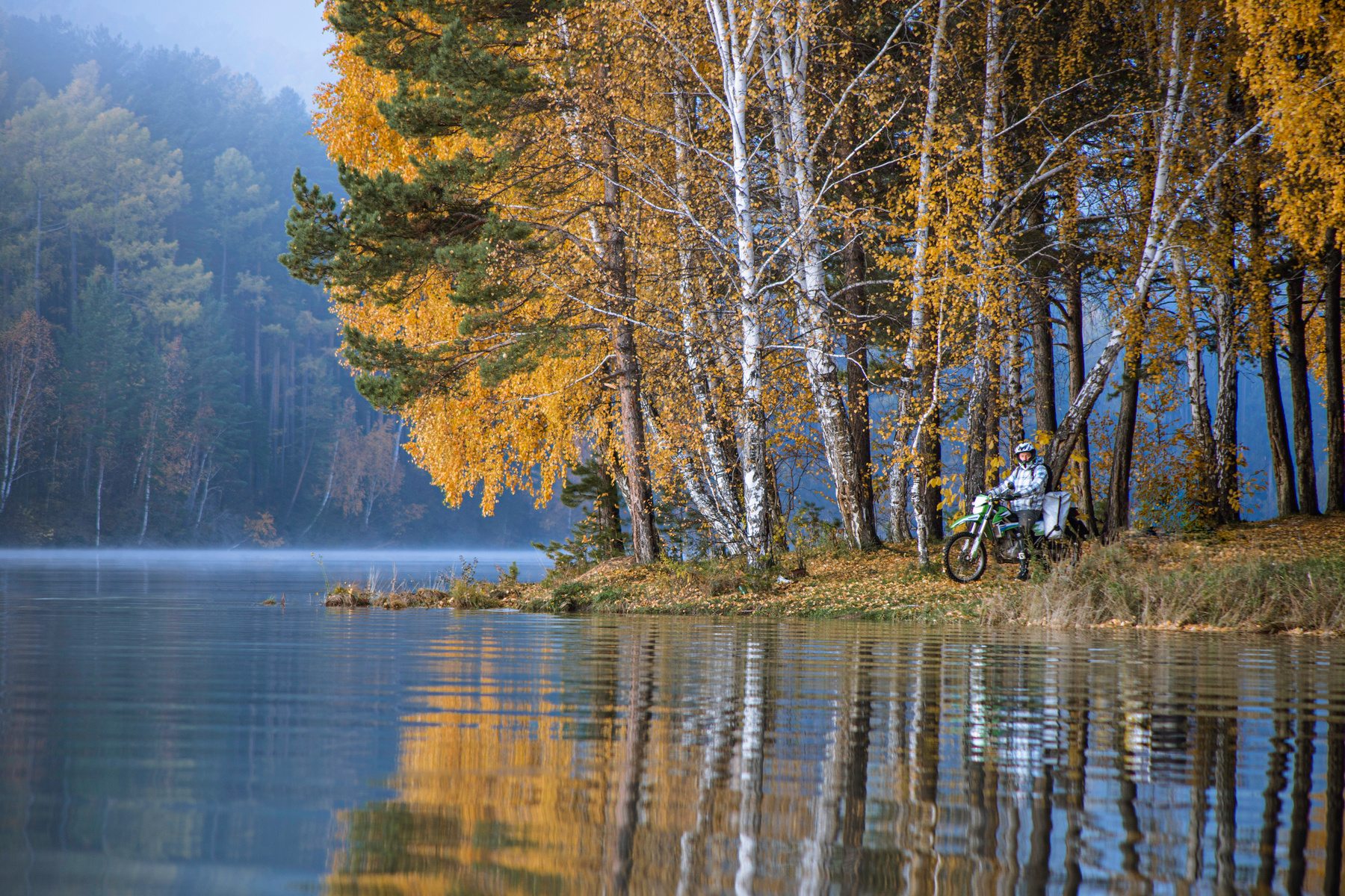 Ангарские заливы эндуро берег вода озеро река осень листва отражение мото