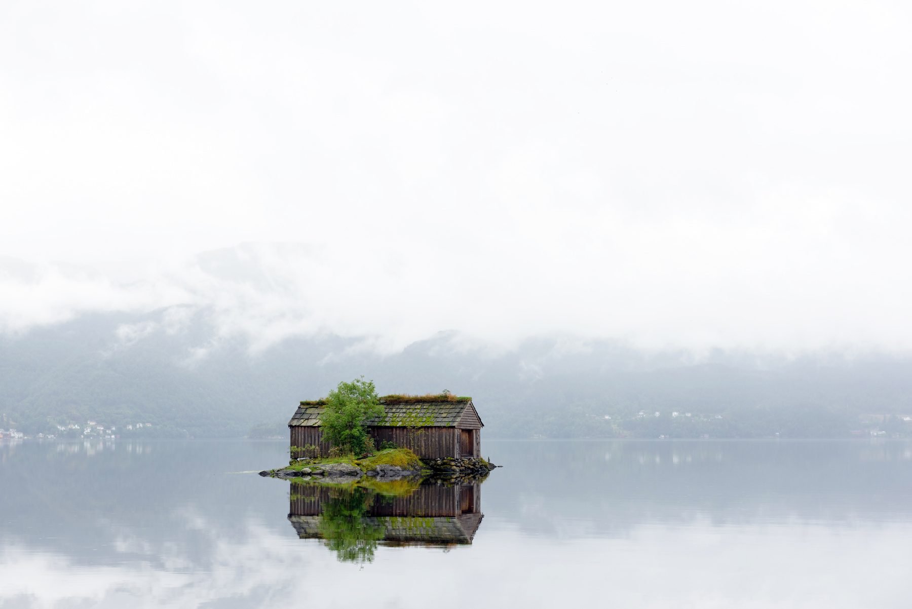 *** озеро Норвегия отражения туман