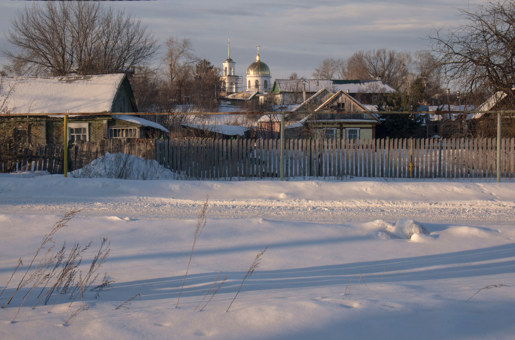 а вдалеке церковь видна село Рождествено январь 2018