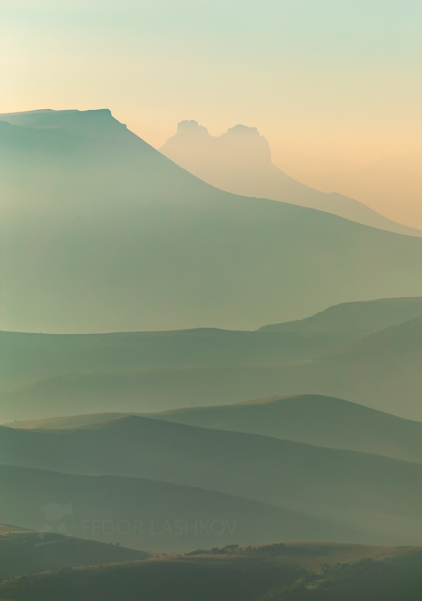 Туманная дымка в горах Горы гора долина Кавказ Кавказские горы Хасаут туман дымка туманный хребет хребты склон вершина акварель