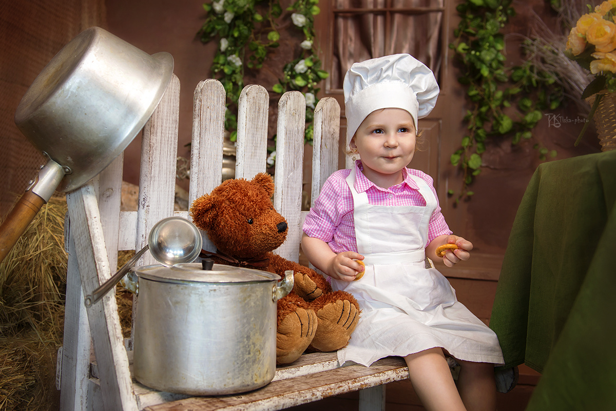 поварёнок девочка ребенок улыбка фотосет повар кулинар кастрюля кухня студия