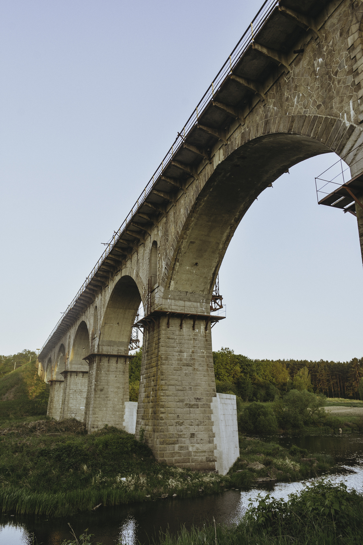 Под мостом мост Житомирская обл пейзаж камень река небо железная дорога путешествие