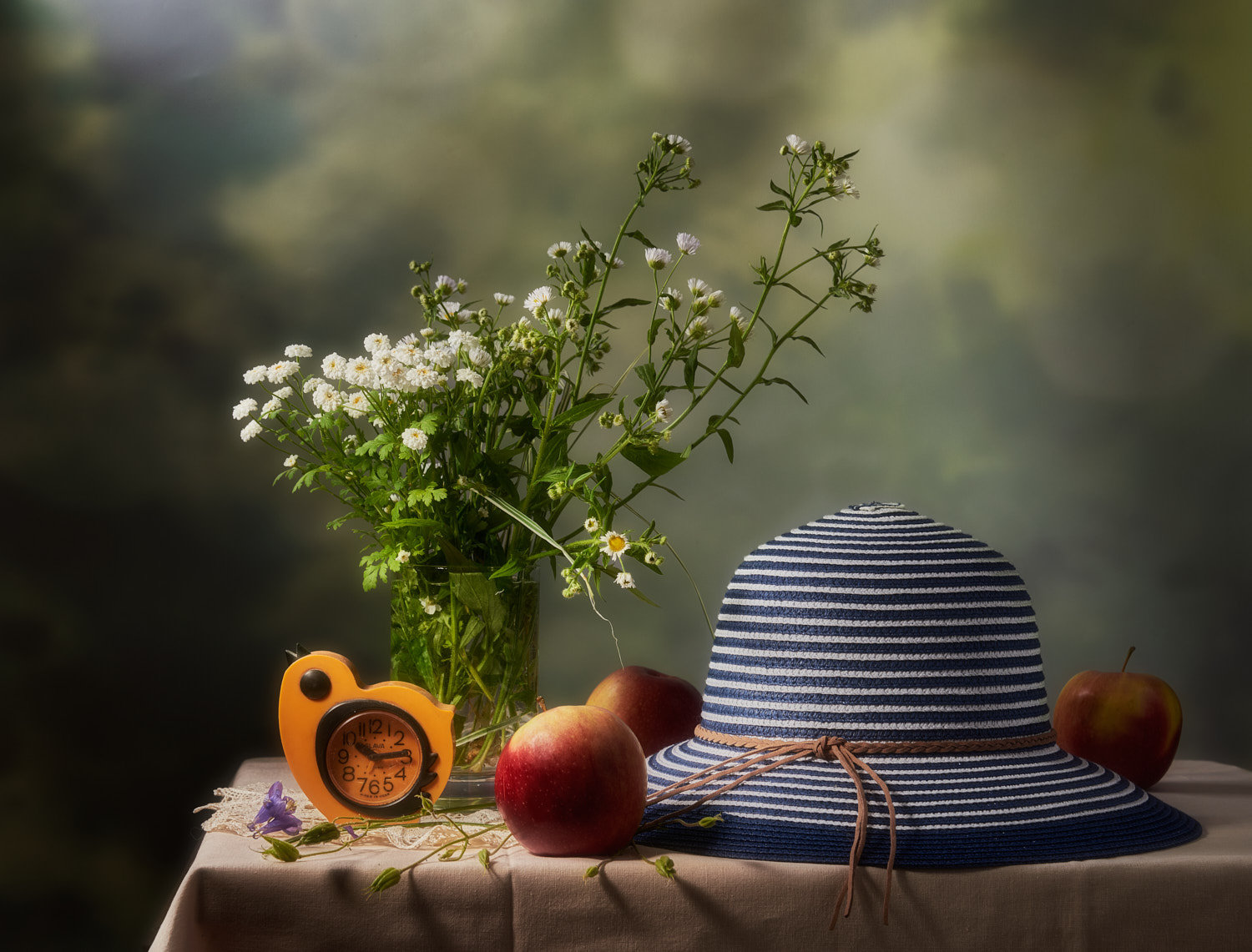 На тему лета натюрморт композиция постановка сцена предметы цветы букет шляпа яблоки