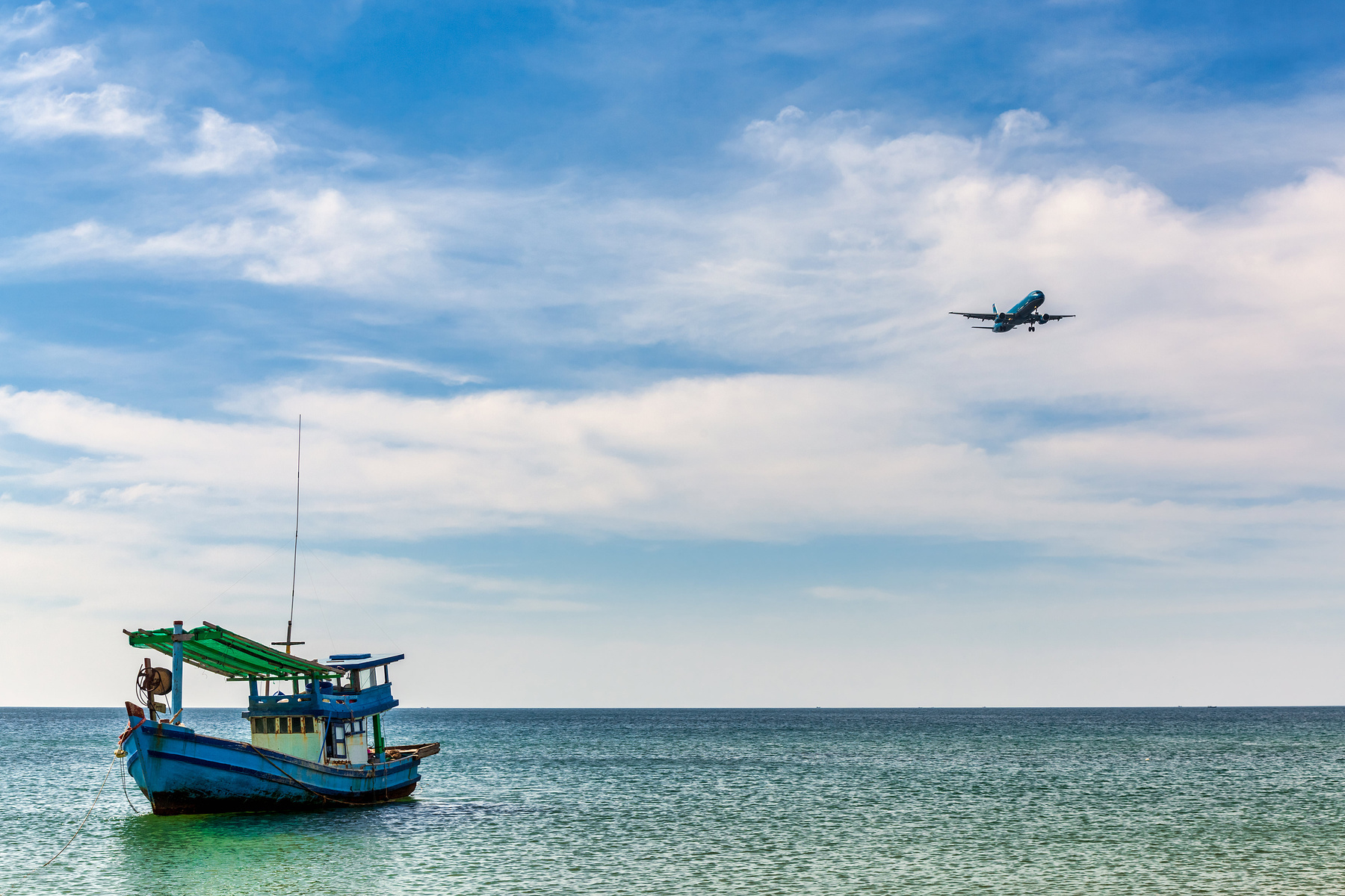 Расходимся самолет кораблю море Фукуок Вьетнам