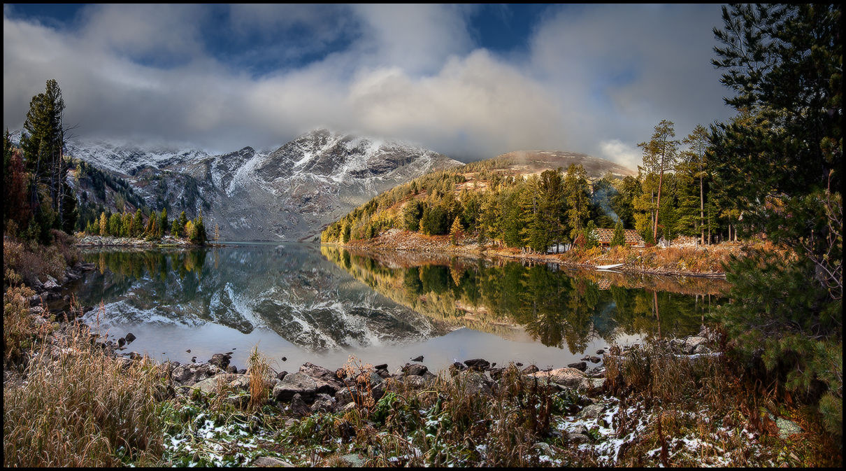 На Красном Озере выпал первый снег! Алтай Озеро Красное Горы Лес Отражение Первый снег