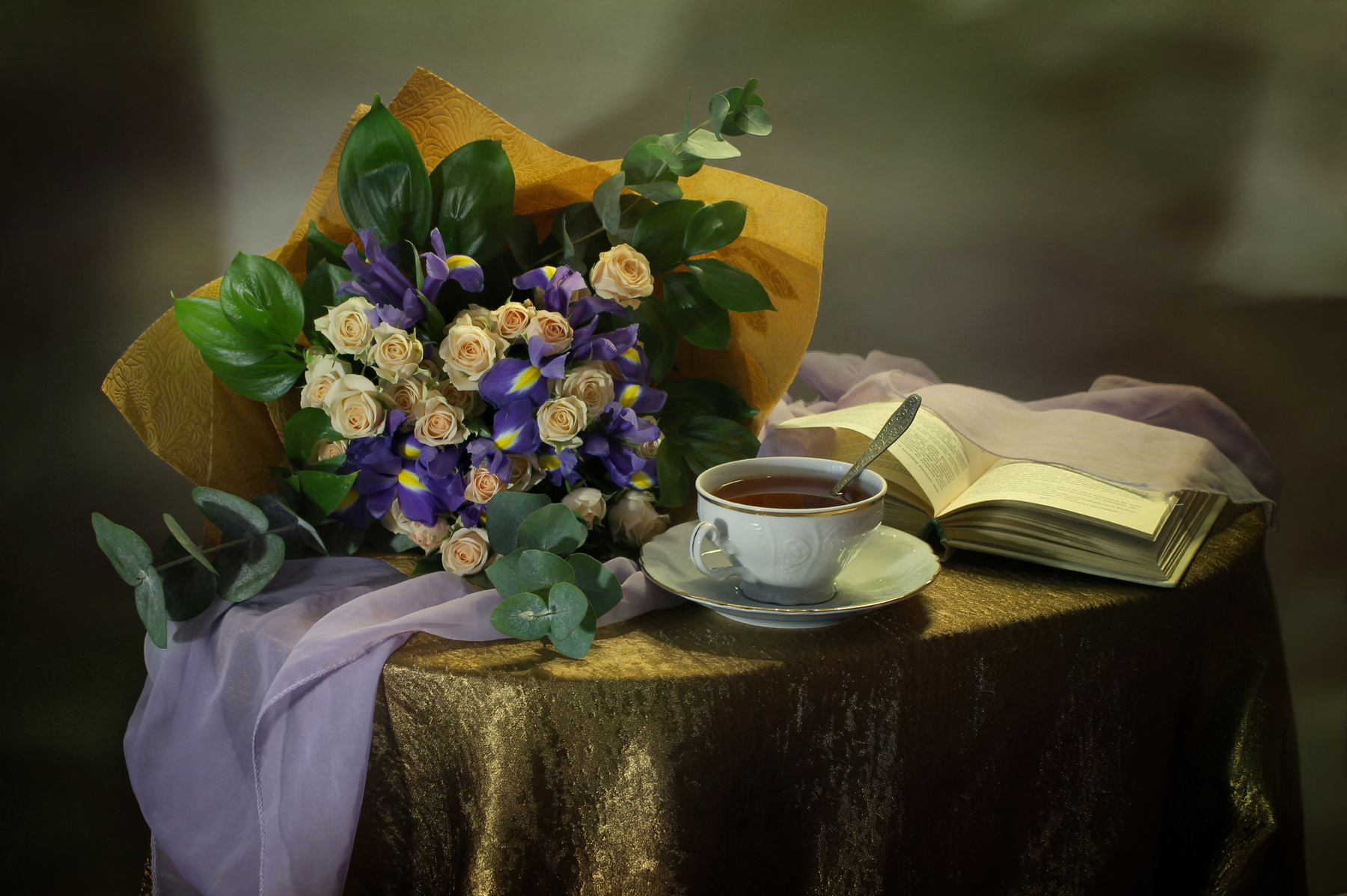 С букетом ирисов и роз цветы розы ирисы книга чай фарфор