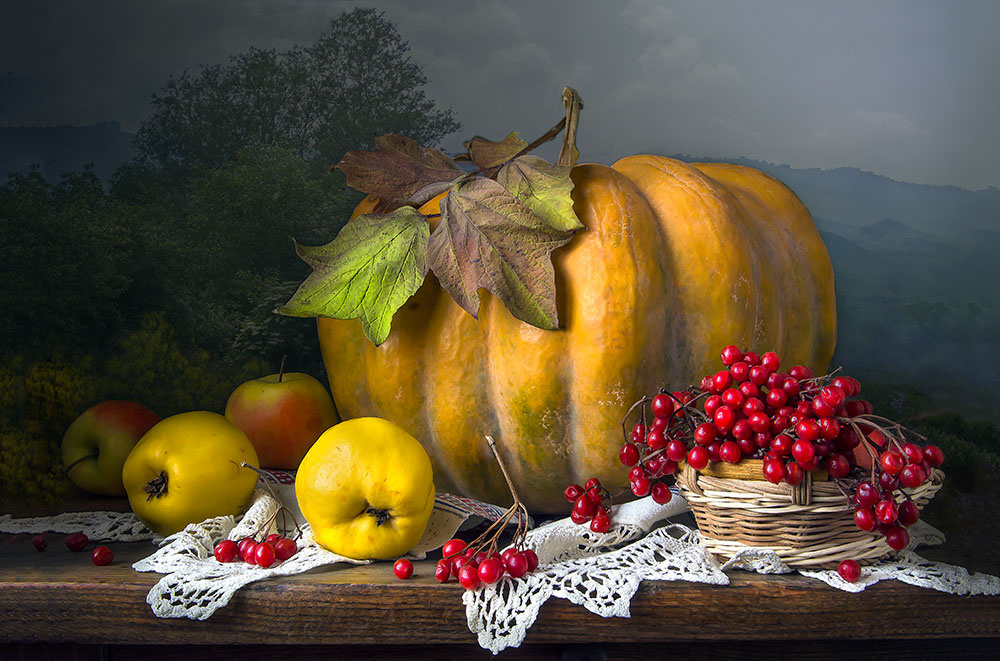 Зимняя тыква. красивый натюрморт с тыквой яблоки айва калина художественное фото искусство творчество