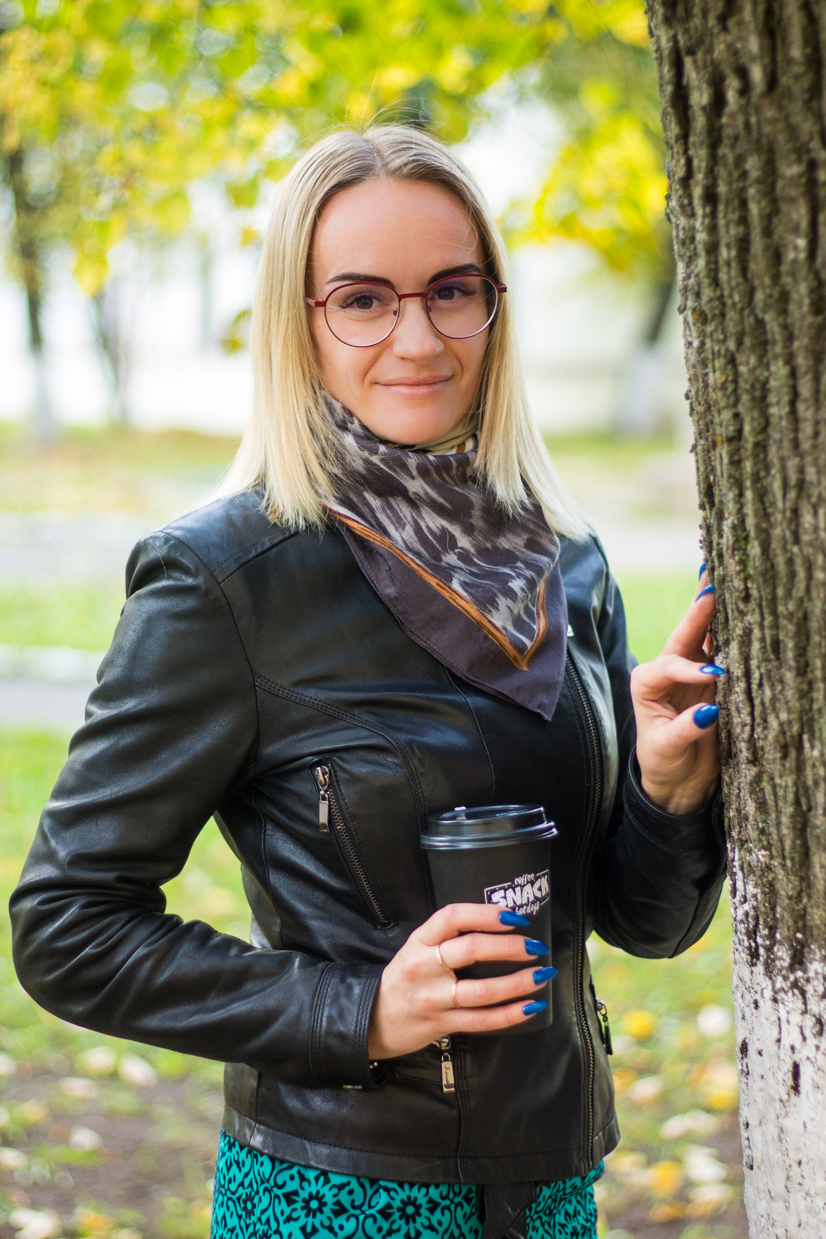 *** девушка природа лес фотосессия кофе очки осень