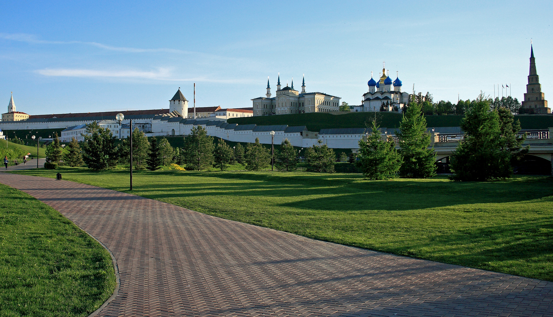 Прогулки по Казани. Вид на Казанский Кремль со стороны набережной 
