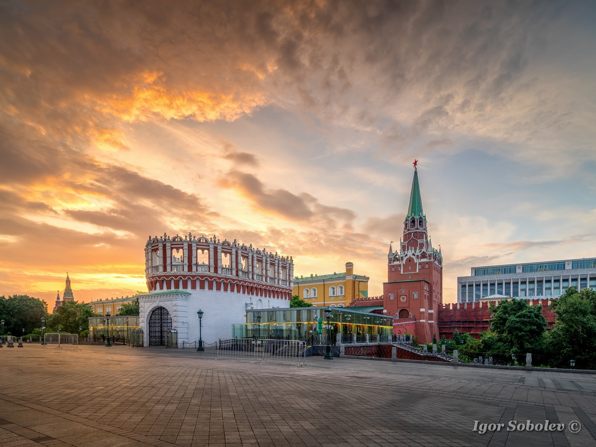 На рассвете москва утро кремль кутафья башня троицкая