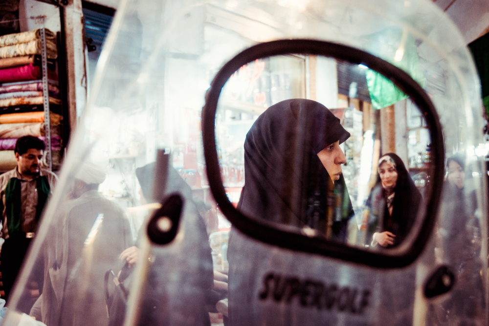 Из серии «Персидские мотивы» стрит фото ислам мусульмане жизнь люди улица Иран Восток Персия репортаж фотограф город рынок базар женщина чадра мотоцикл стекло рамка