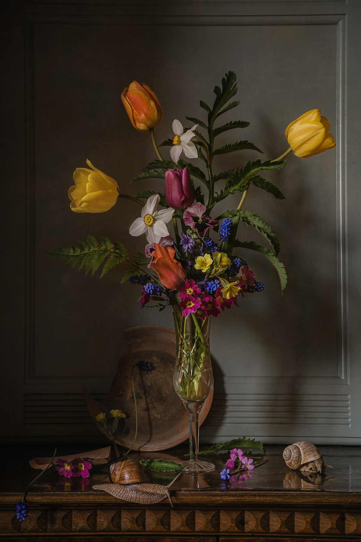 Бокал весны натюрморт стекло бокал цветы тюльпаны нарциссы мускари улитки