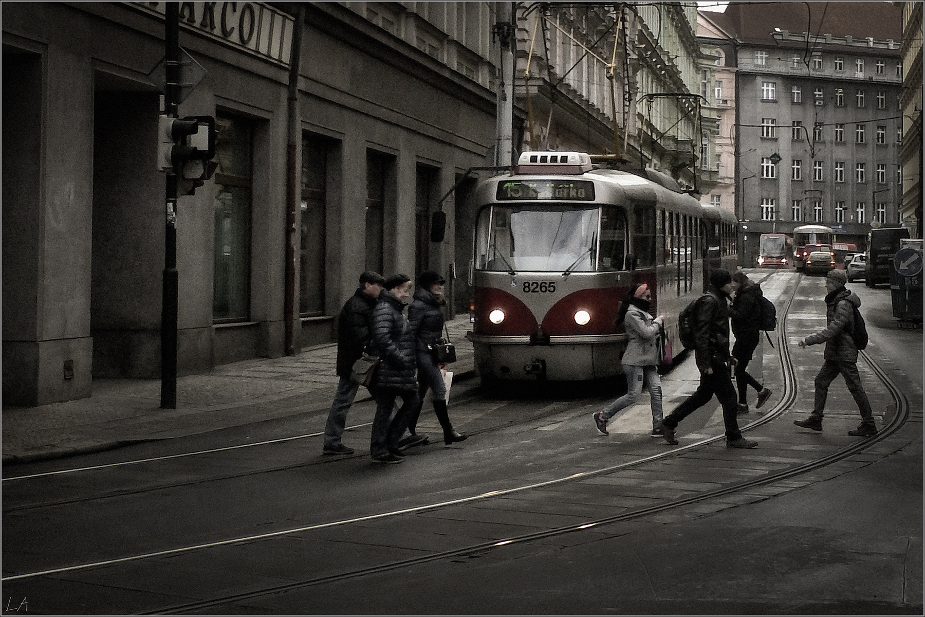 *Пражские трамваи* фотография путешествие Прага улица город вечер зима трамвай пешеходы Фото.Сайт Светлана Мамакина Lihgra Adventure