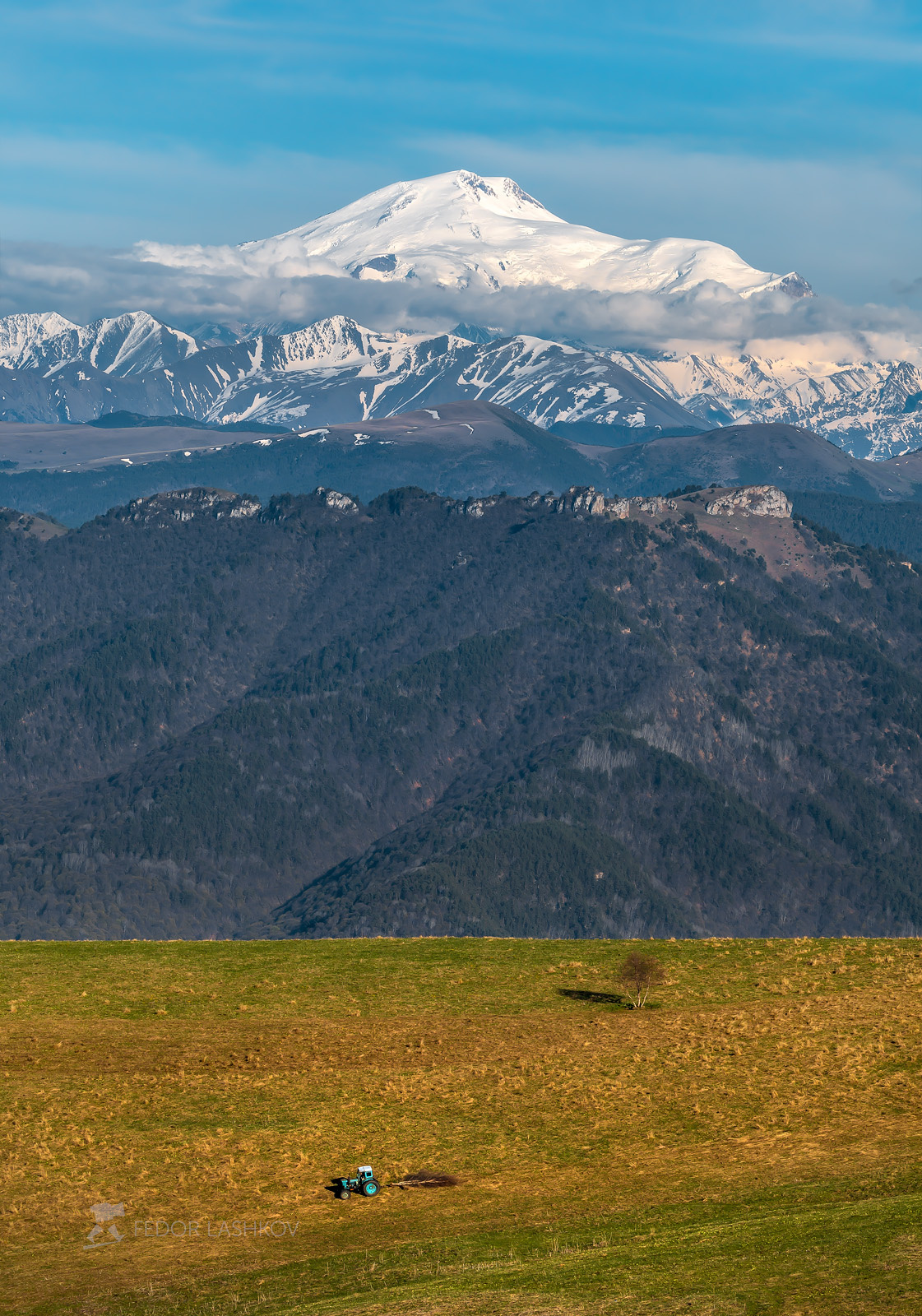 Весенние контрасты Северный Кавказ Карачаево-Черкесия луг гора вершина путешествие Эльбрус весна синий дневное трактор работа