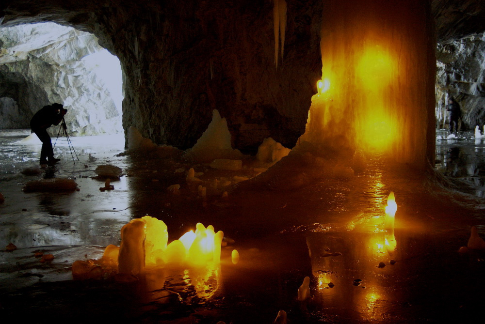 Ледяная цветомузыка. В подземных лабиринтах Карелия зима лед пещеры 