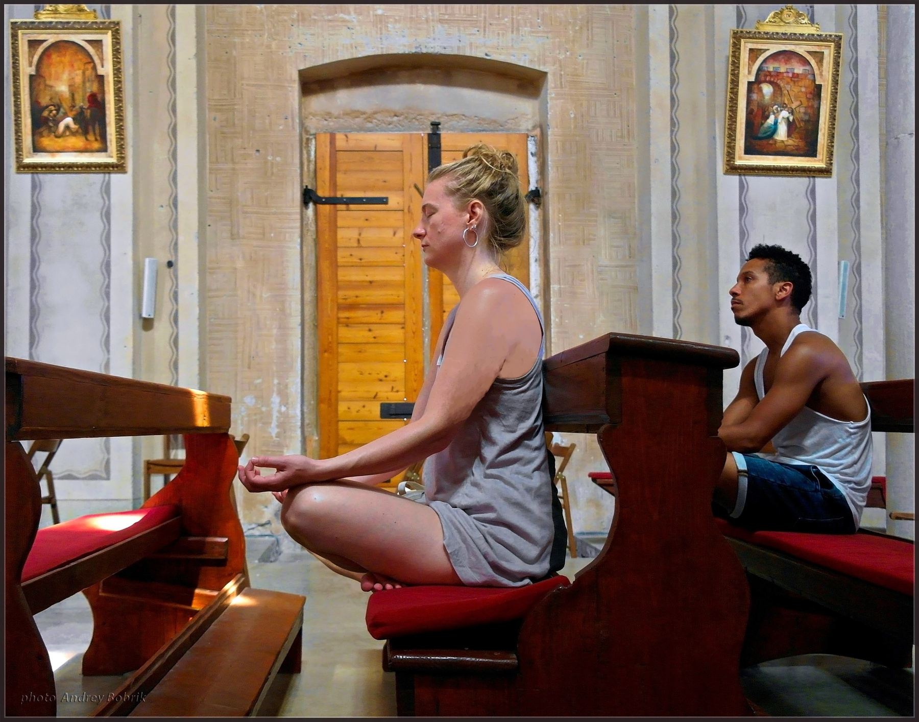 Медитация в церкви Хорватия Врсар интерьер церковь Святого Мартина девушка медитация скамьи