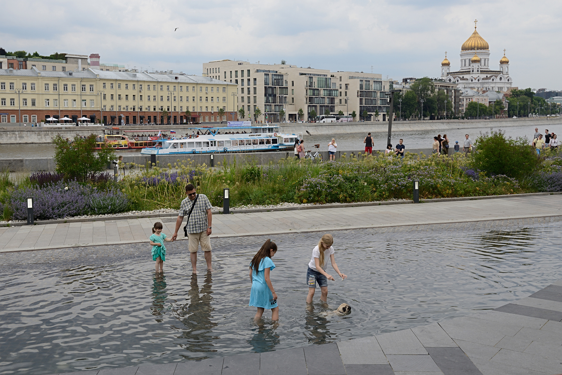И в луже неплохо Россия Москва лето репортаж Крымская набережная