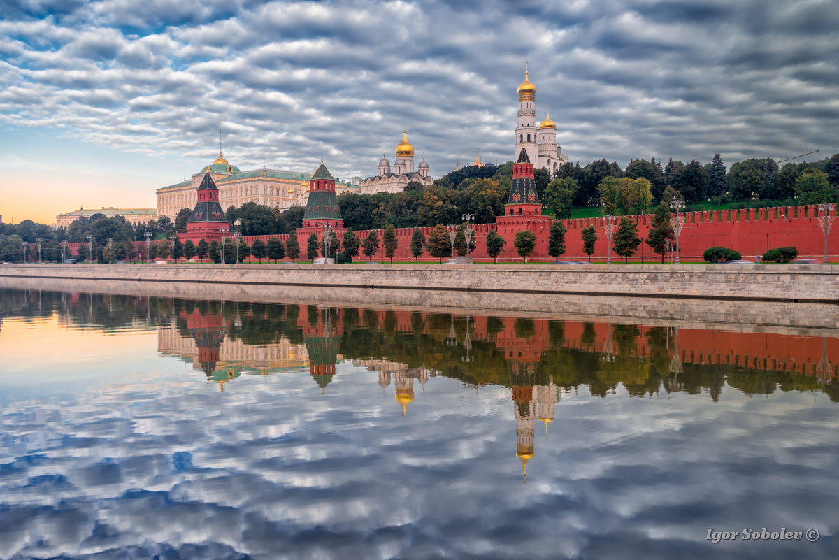 Город в облаках москва кремль облако москва-река отражение