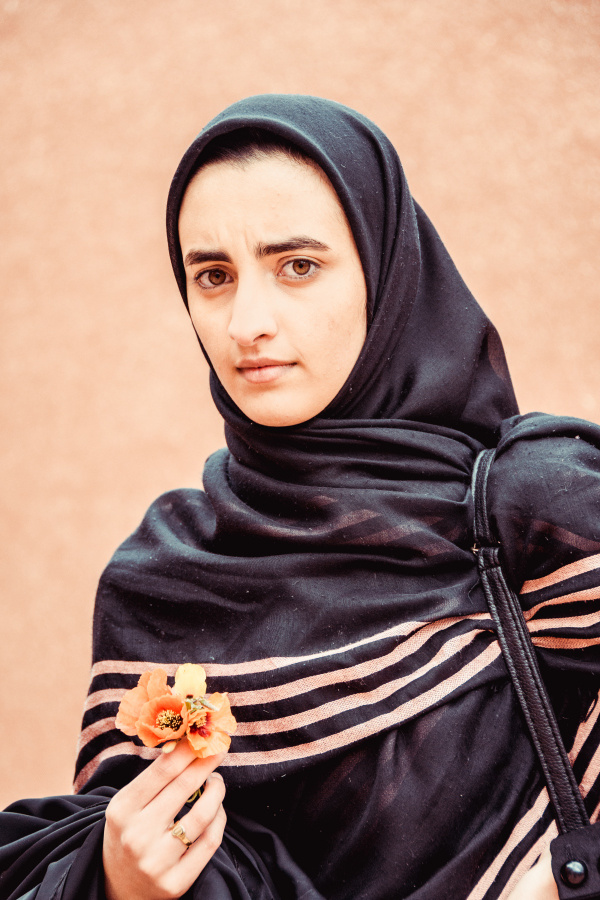 Из серии «Персидские мотивы» стрит фото ислам мусульмане жизнь люди улица Иран Восток Персия репортаж фотограф девушка цветок чадра черный портрет глаза лицо очарование