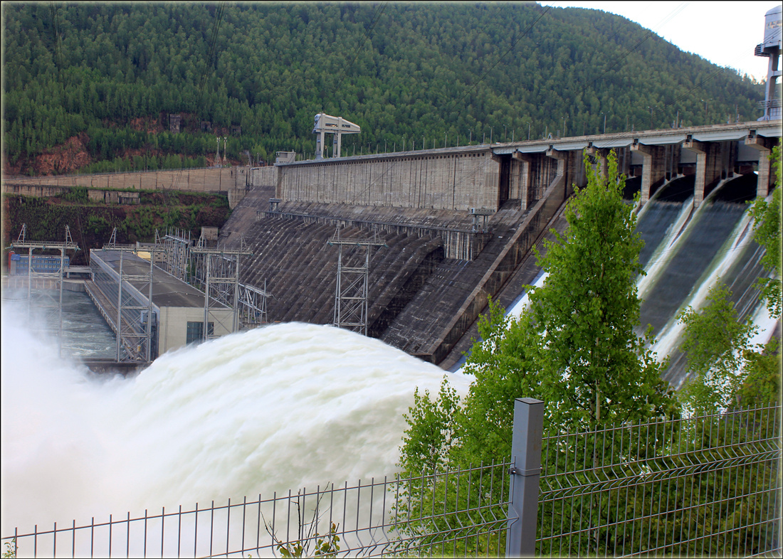 Мощь воды Красноярская ГЭС вода мощь большая