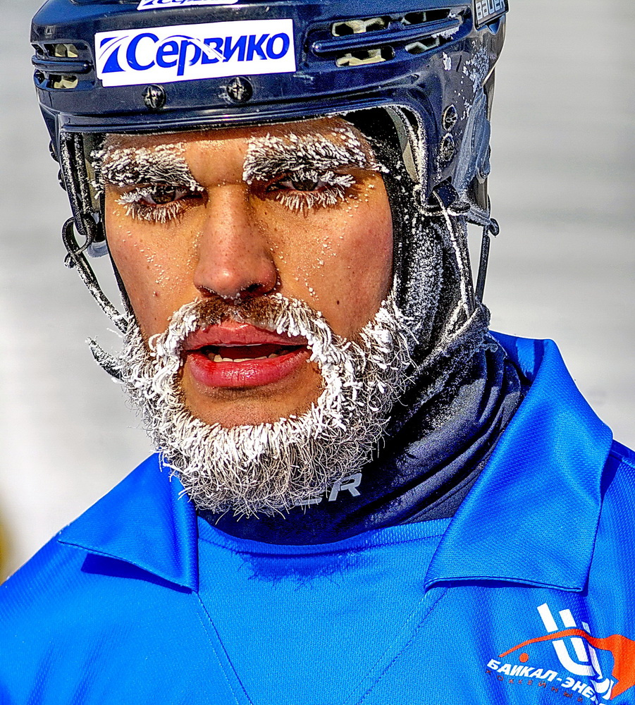 Хоккеист в морозный денек 