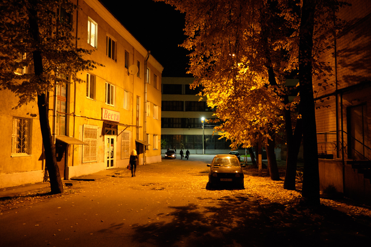 Осенний вечер в городе 3 осень вечер фонари деревья люди здания автомобили