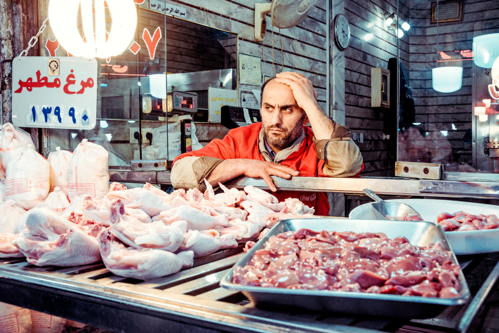 Из серии «Персидские мотивы» Иран Персия Восток ислам мусульмане жизнь улица город рынок базар продавец магазин мясо торговля мужчина