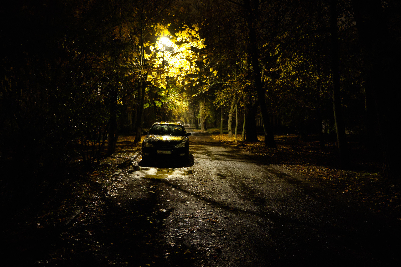 Осенний вечер 5 осень вечер улица листья деревья фонарь автомобиль