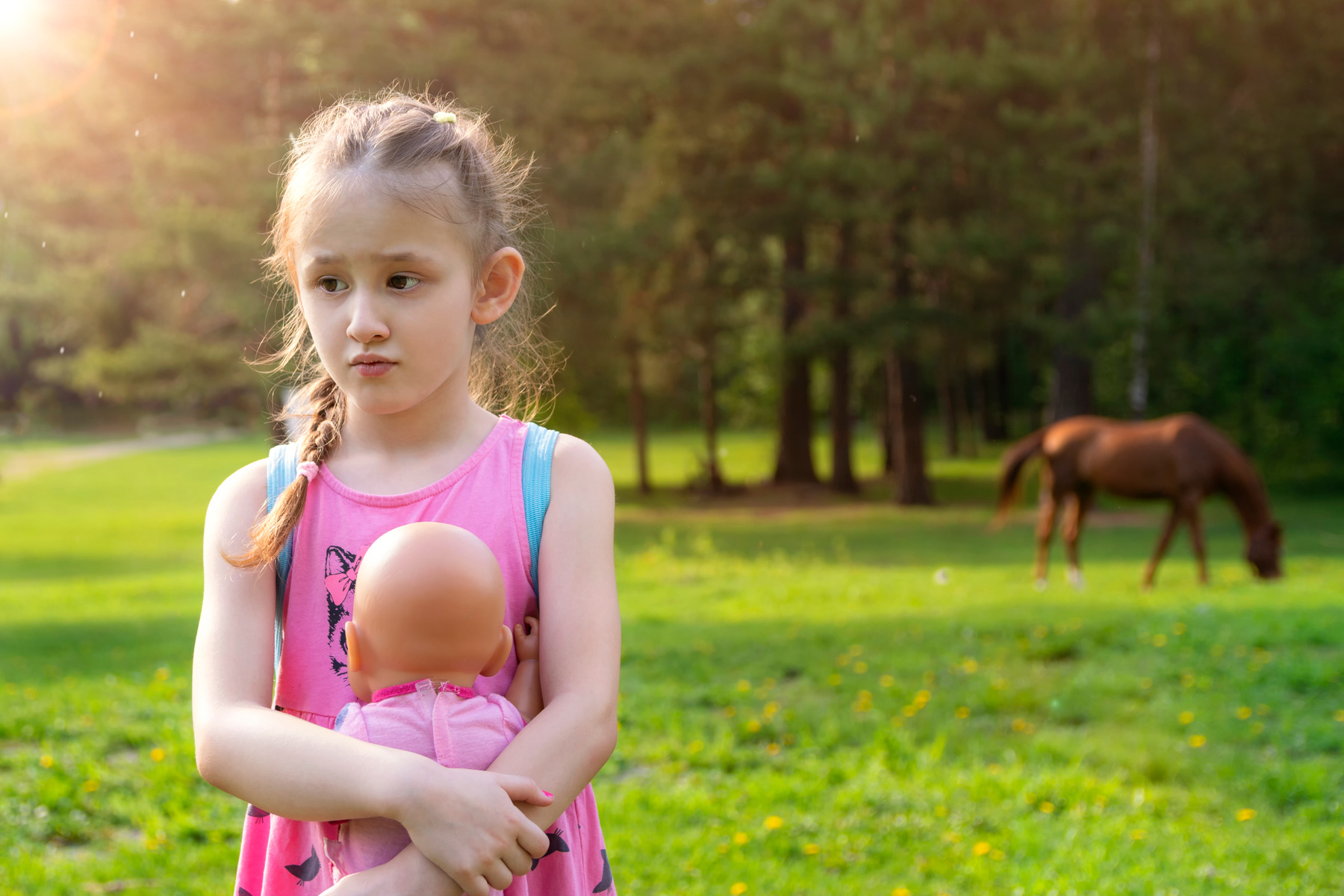 Грустная прогулка дети ребенок портрет природа печаль грусть кукла лошадь лето