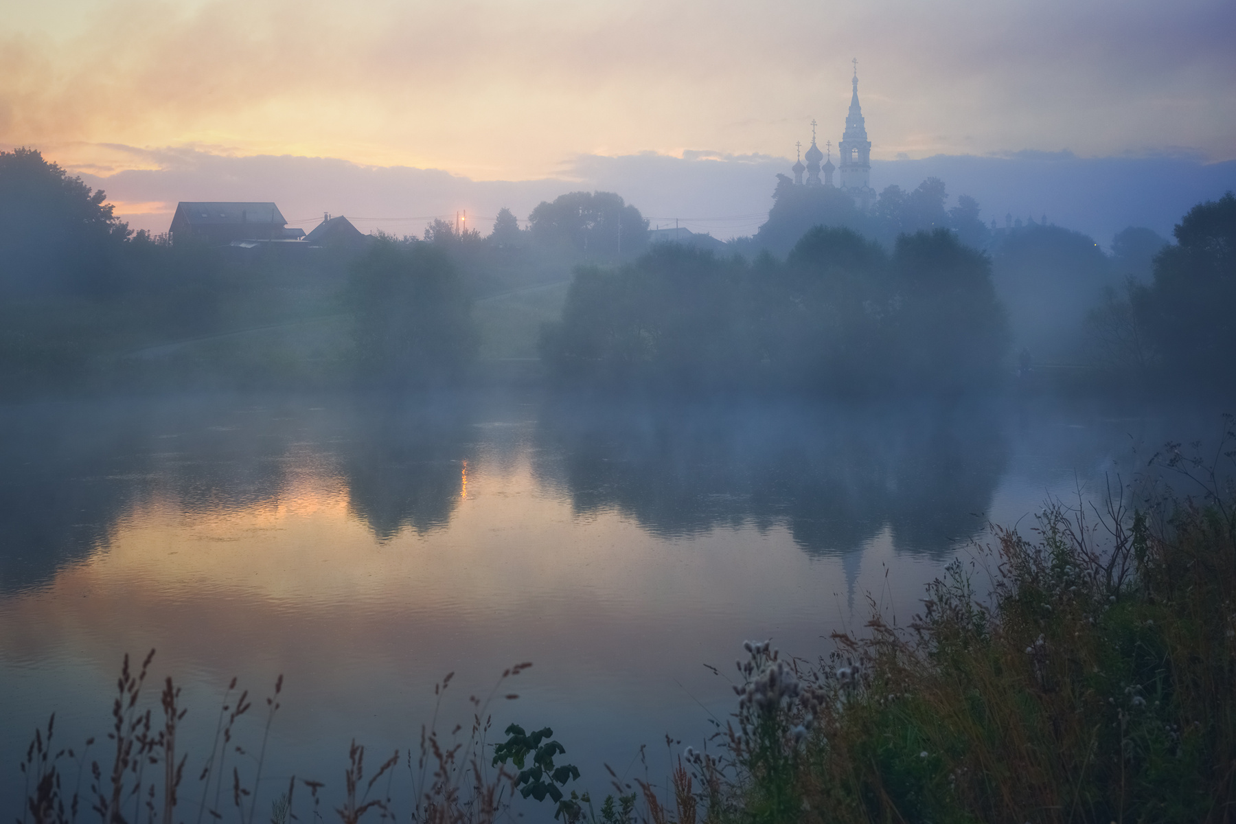 Утро туман н нн о. Река рассвет туман деревня. Туман река Церковь деревня. Кенозерский национальный парк рассвет туман. Углич туман.