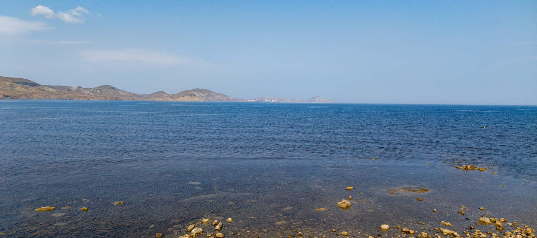Море и горы вдалеке 
