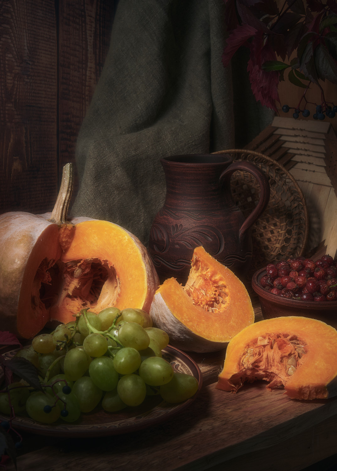 С тыквой натюрморт композиция постановка сцена еда тыква виноград плоды посуда