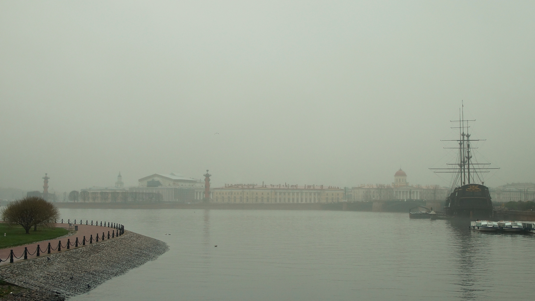Туман на невских берегах Санкт-Петербург р Нева Васильевский остров фрегат