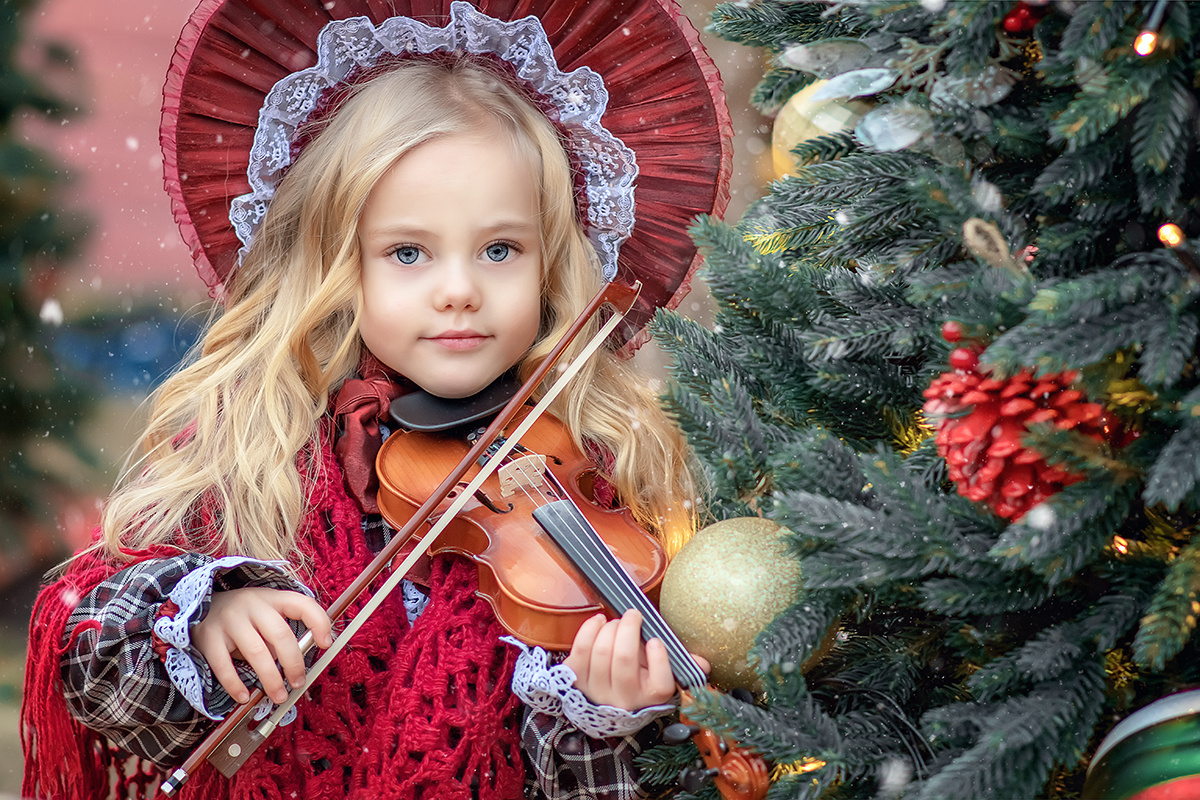 В новый год с музыкой девочка скрипка новый год ребенок манежная площадь