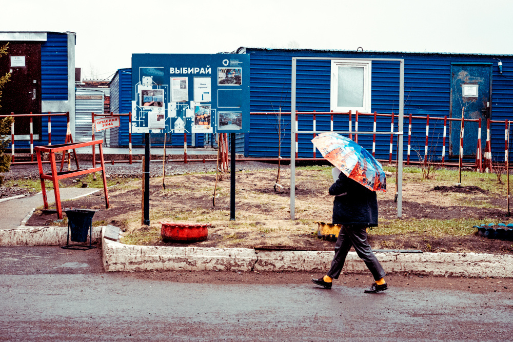 Из серии «Такая работа» работа дело профессия люди труд инсайд журналистика репортаж Россия рабочий 2021 промышленность производство дождь территория женщина зонт синий