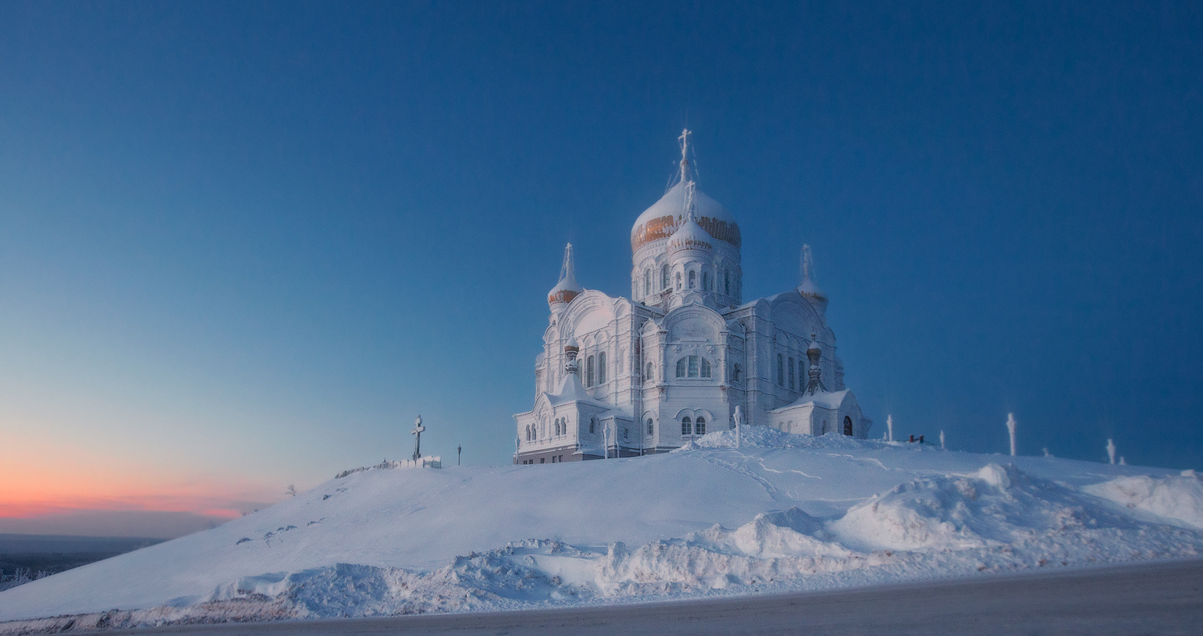 Церковь на горе зима