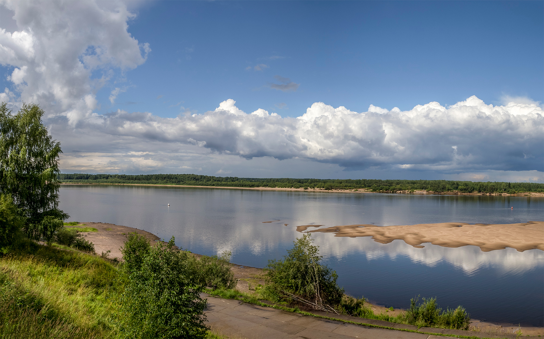 Летом на Вычегде. река Вычегда пляж берег небо облака