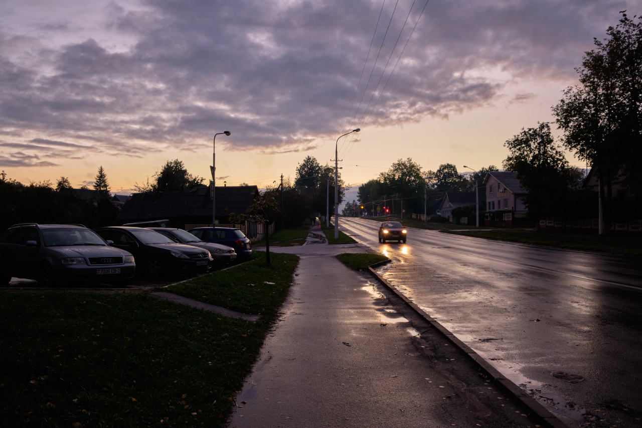 Осенний вечер 23 осень вечер улица дождь небо облака автомобили дома деревья