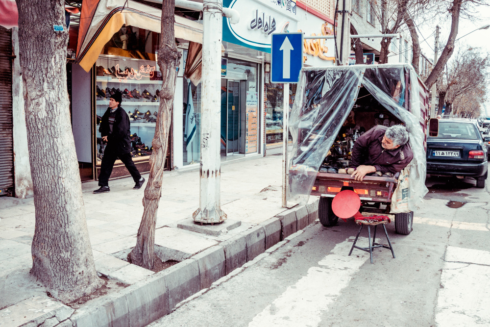 Из серии «Персидские мотивы» Иран Персия Восток ислам мусульмане жизнь мужчины работа дела улица город стрит фото машина авто тротуар