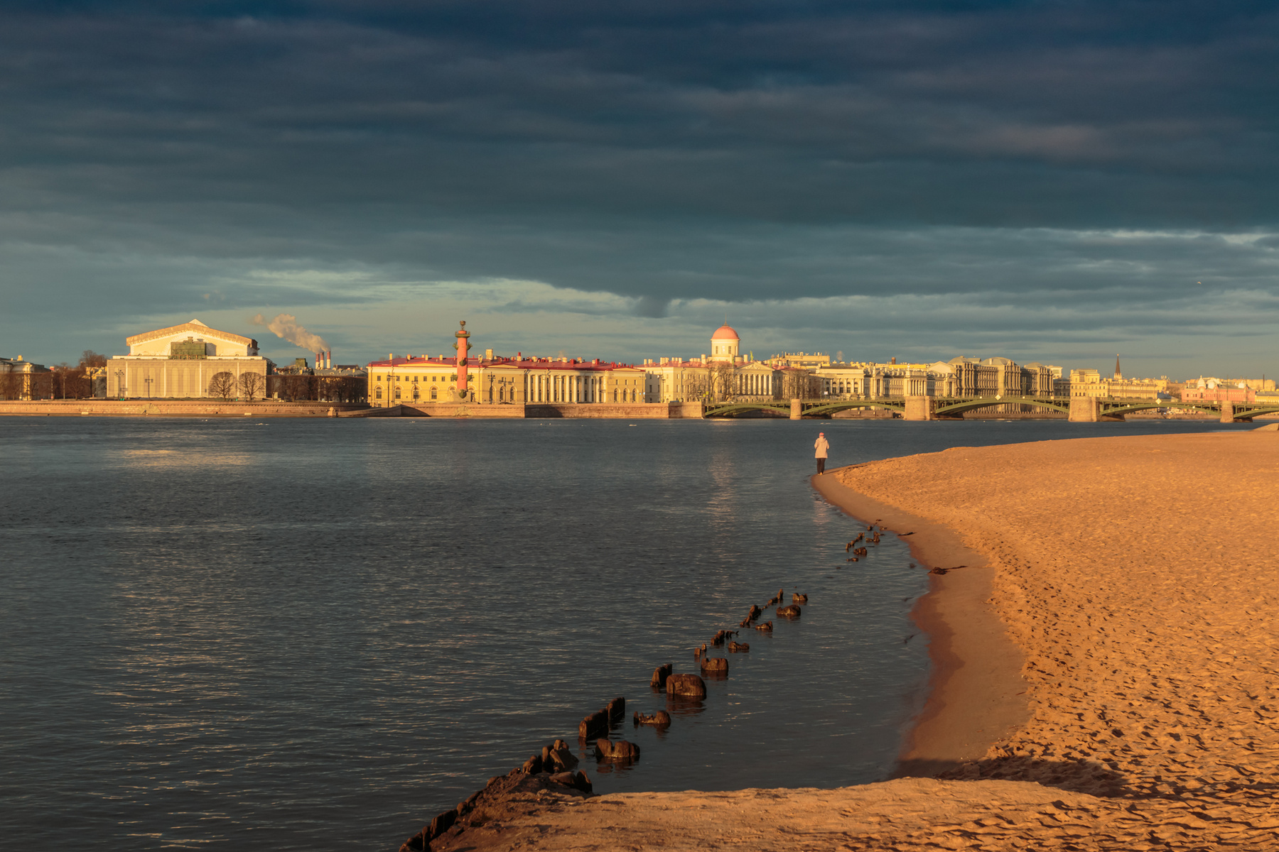 В смысловом центре Санкт-Петербург утро река песок Нева облака