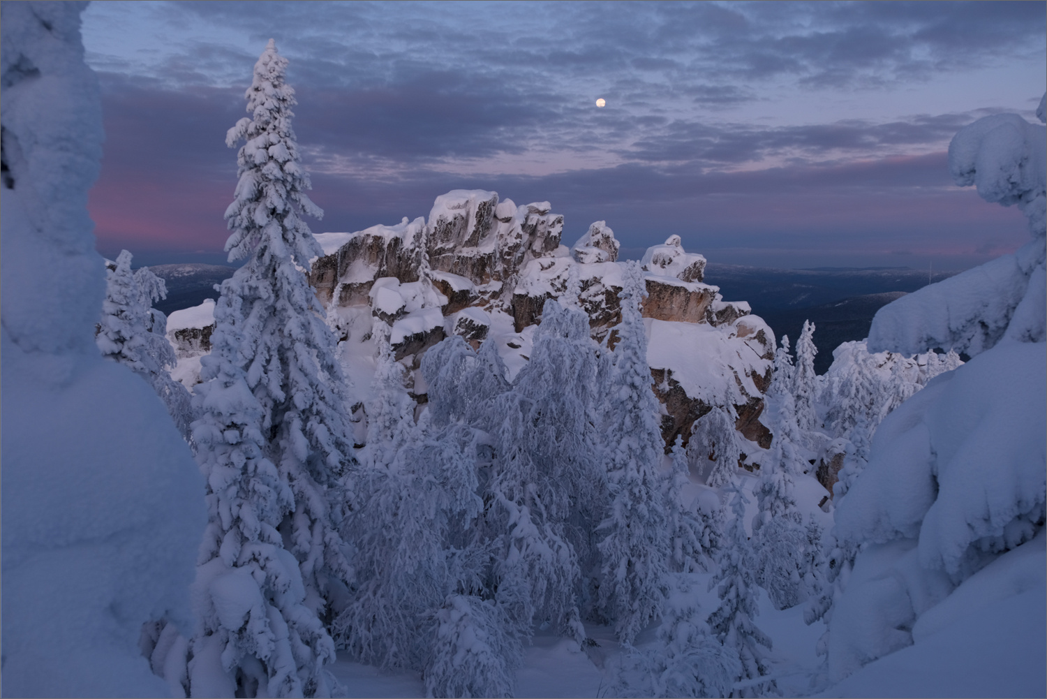 В сумерках зима сумерки луна снег скалы лес горы малиновая белорецк южный урал