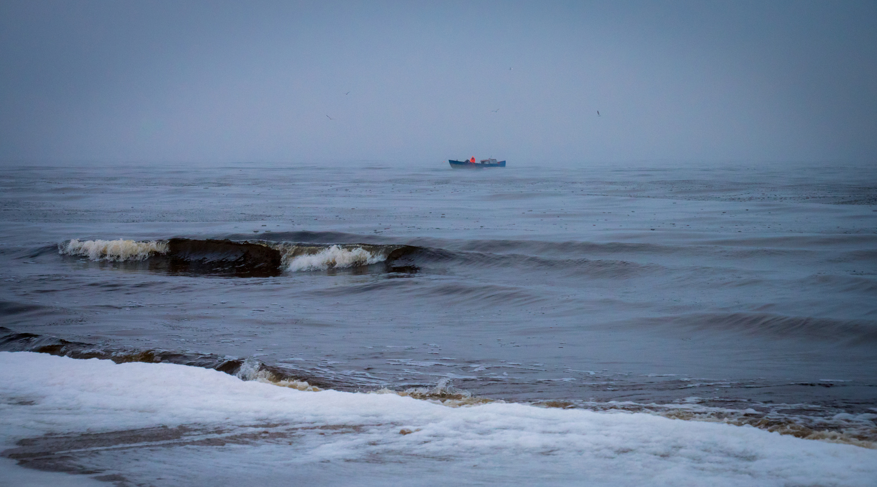 Зимняя рыбалка... море берег лодка волны рыбаки